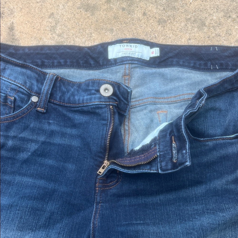 Torrid Women's Dark Wash 5-Pocket Denim Jeans Shorts Size 16 - Picture 3 of 8